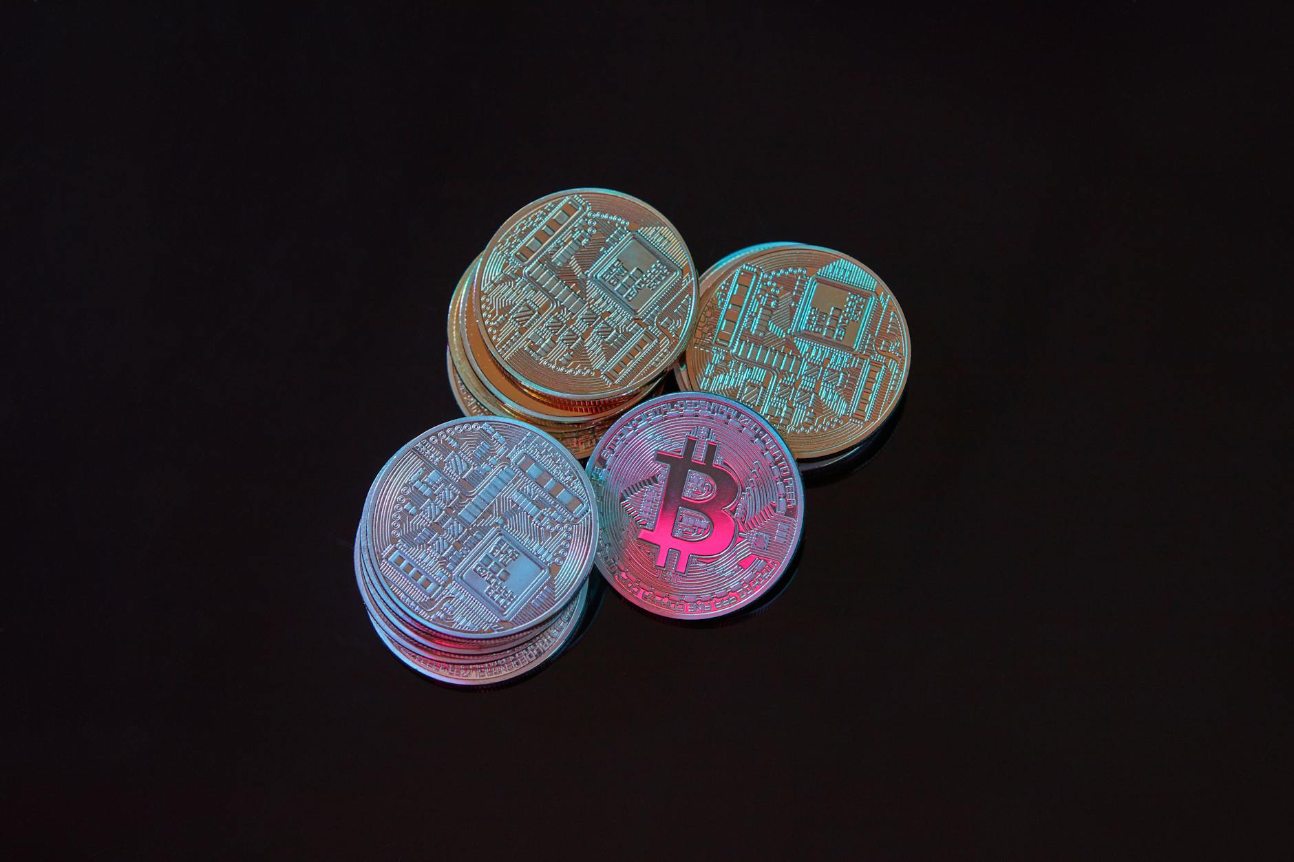 Bitcoin depășește 100.000 de dolari în 2026: ce se întâmplă cu criptomonedele și cum reacționează România