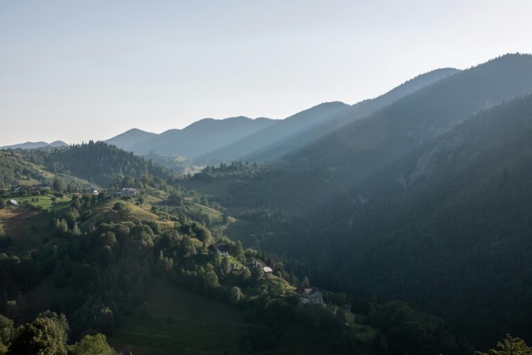 Peisaj montan din Romania ca destinatie de vacanta 2026