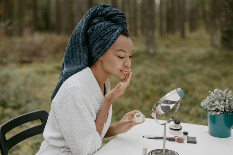 Rutina de skincare cu creme si seruri