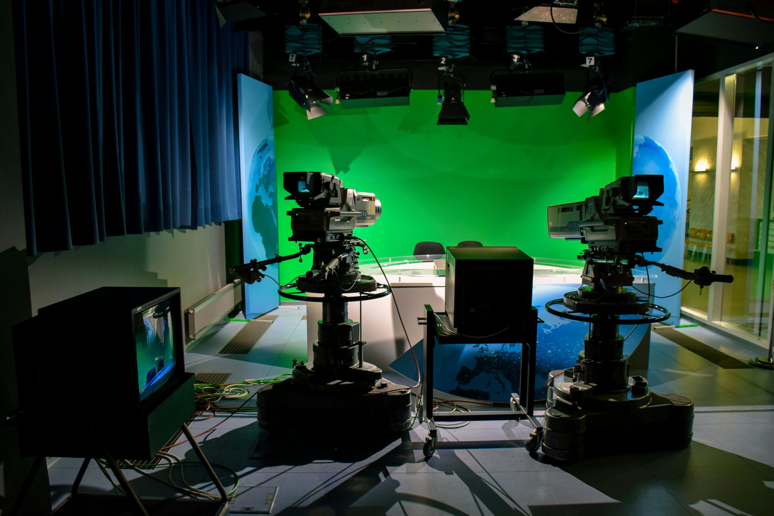 Studio de televiziune cu camere si lumini de productie
