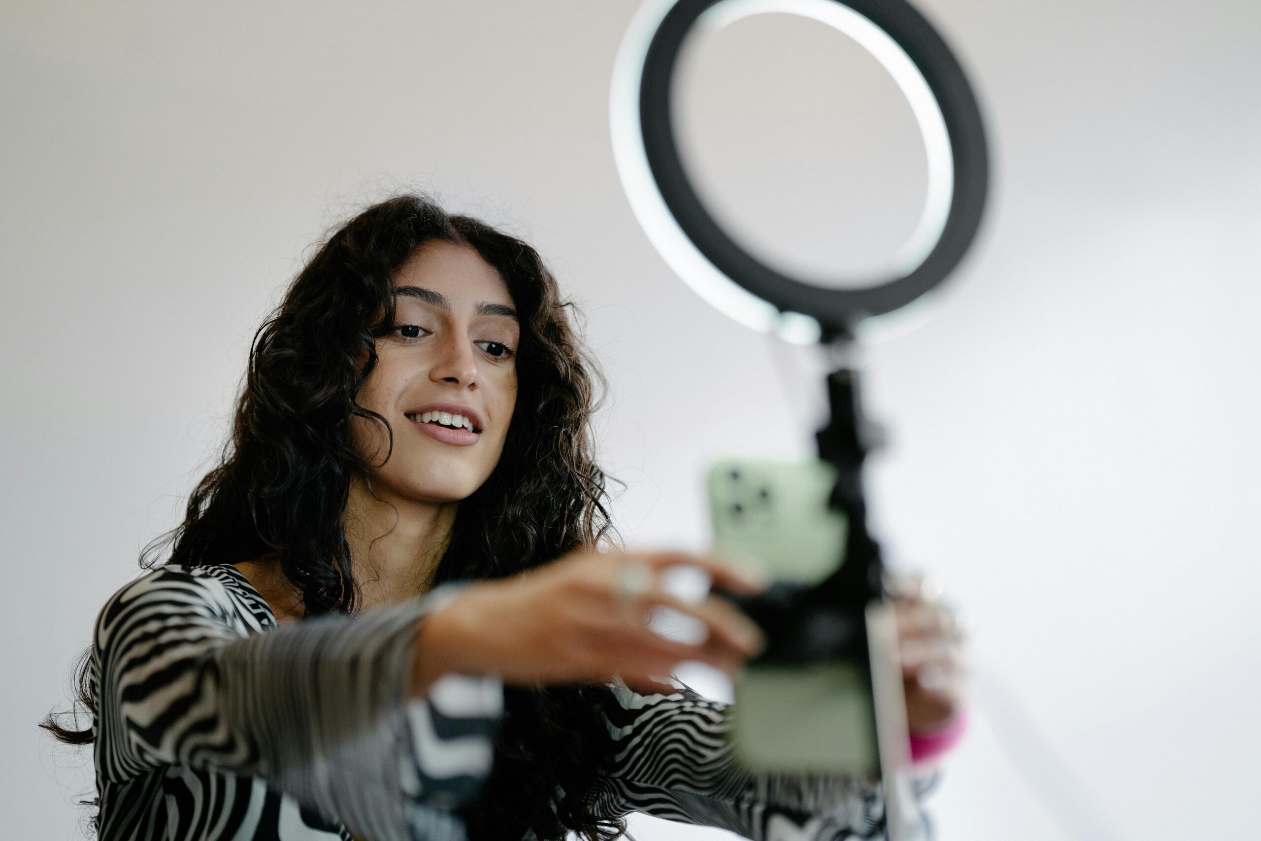 Top influenceri români 2026: cei mai urmăriți creatori de pe Instagram, TikTok și YouTube și cât câștigă din creator economy